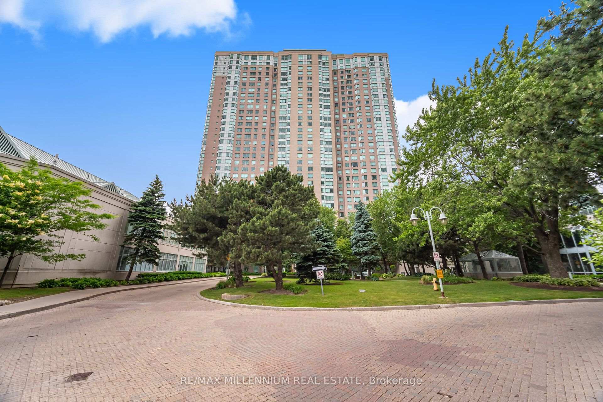 Front of Unit 1532, 68 Corporate Drive