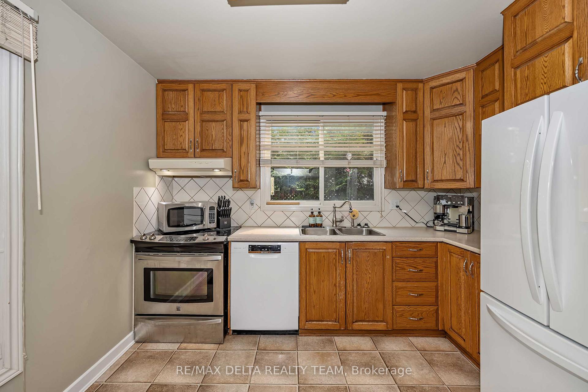 Photo 11 of 6340 Fortune Drive, Ottawa, Convent Glen North — HOMEH
