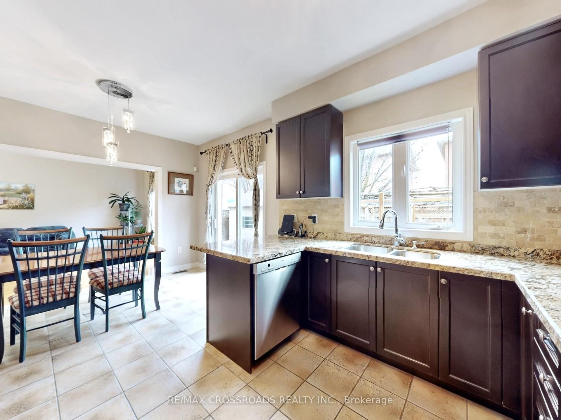 Photo 6 of 39 Pantano Drive, Vaughan, Patterson — HOMEH