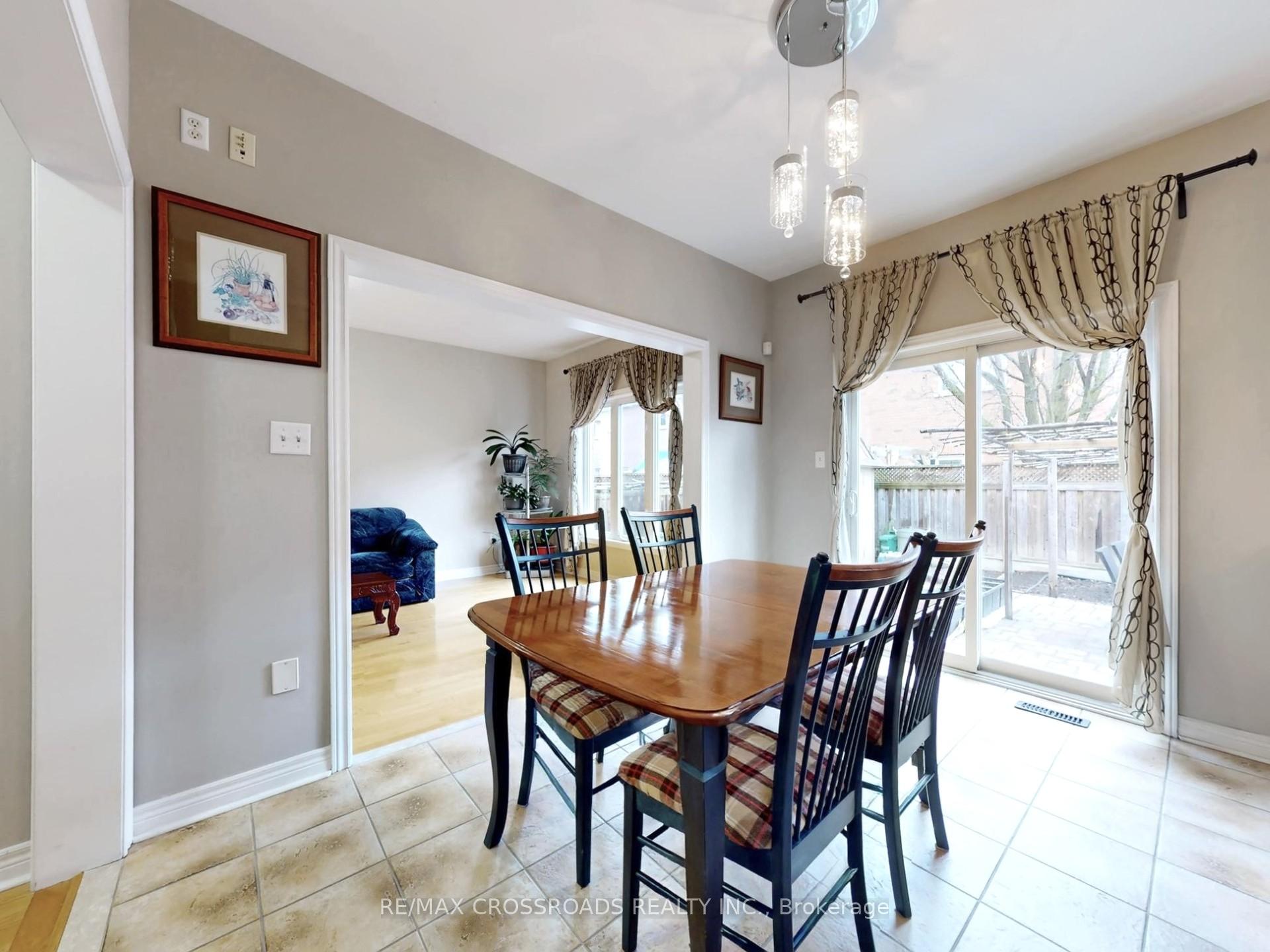 Photo 8 of 39 Pantano Drive, Vaughan, Patterson — HOMEH