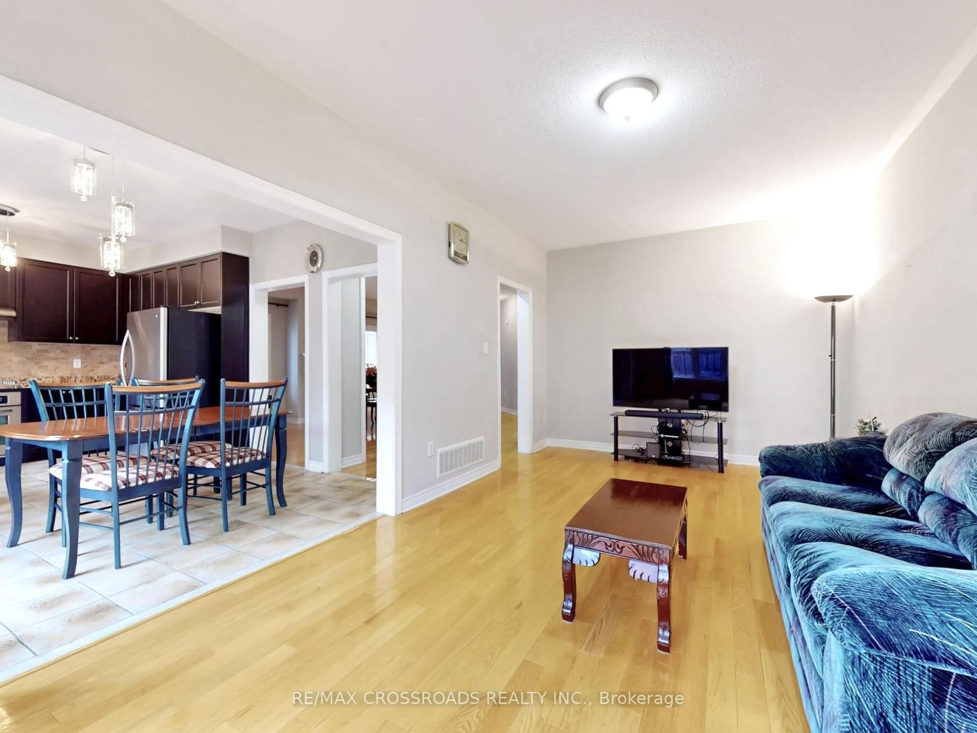 Photo 11 of 39 Pantano Drive, Vaughan, Patterson — HOMEH