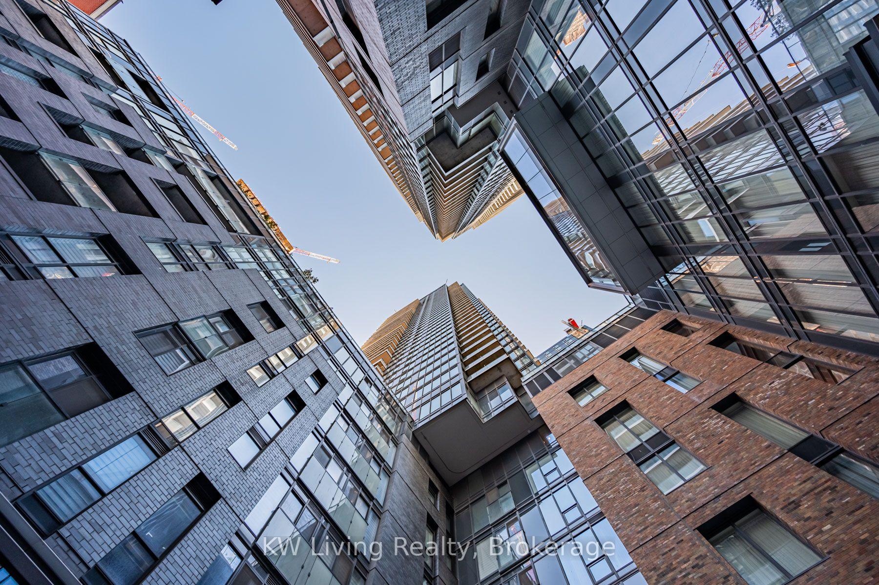 Photo 4 of Unit 819, 115 Blue Jays Way, Toronto, Waterfront Communities — HOMEH
