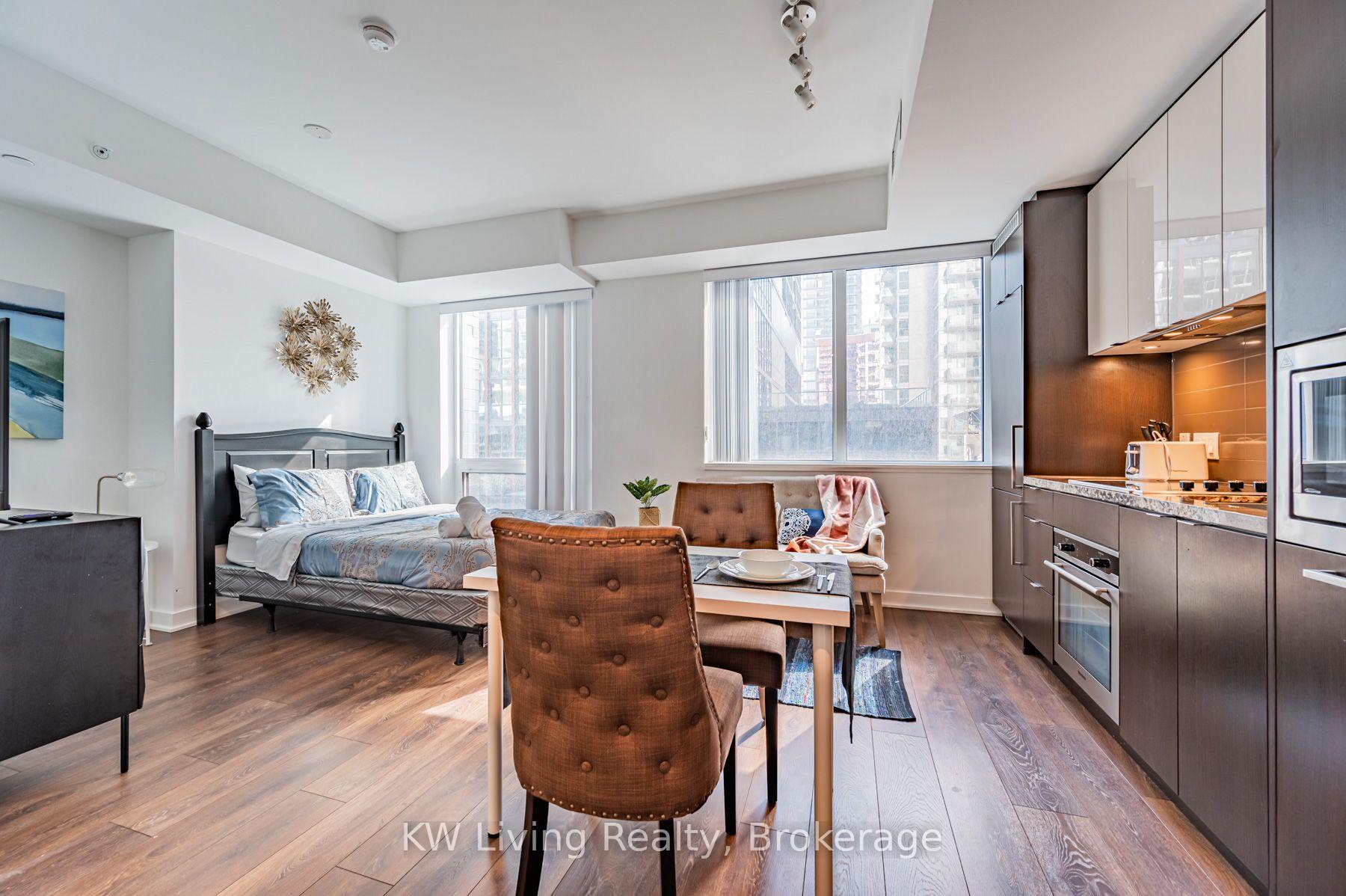 Photo 5 of Unit 819, 115 Blue Jays Way, Toronto, Waterfront Communities — HOMEH