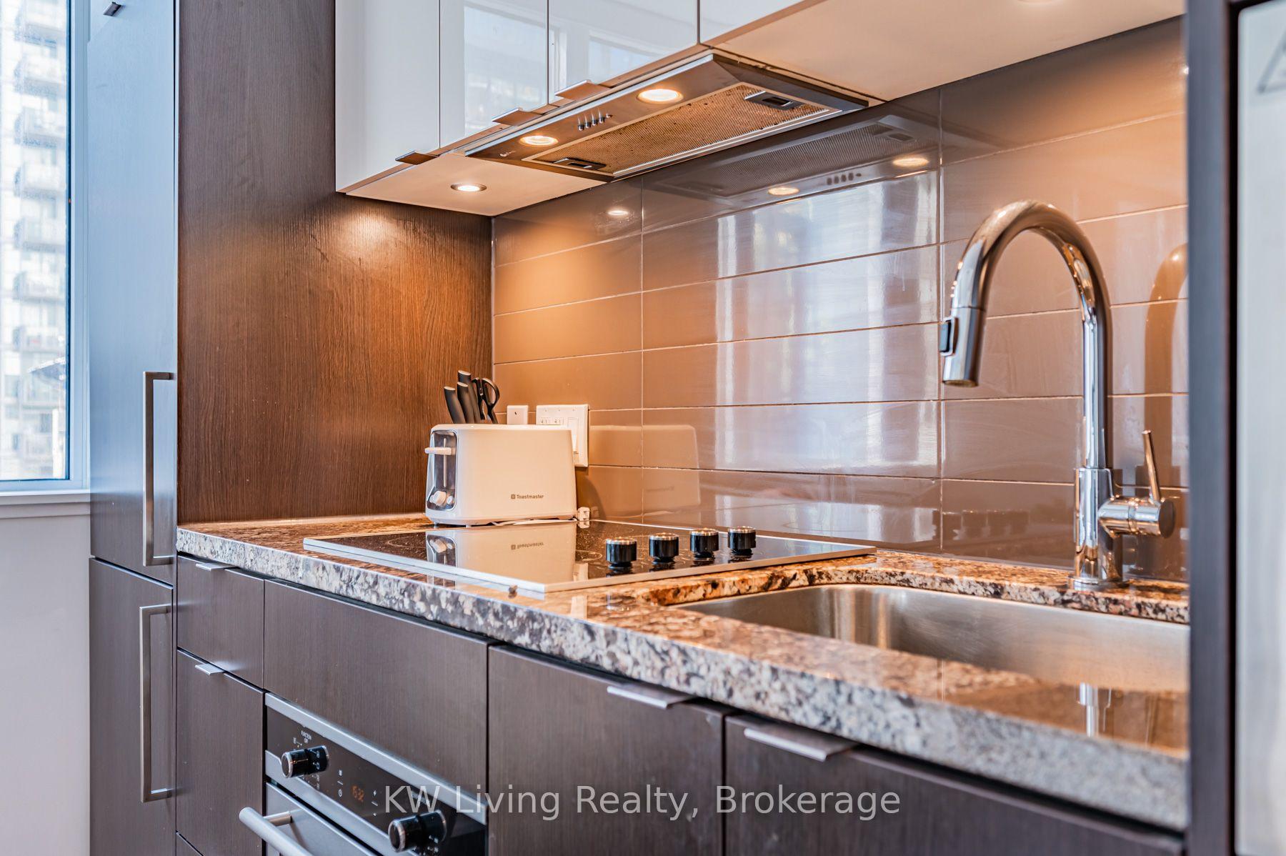 Photo 8 of Unit 819, 115 Blue Jays Way, Toronto, Waterfront Communities — HOMEH
