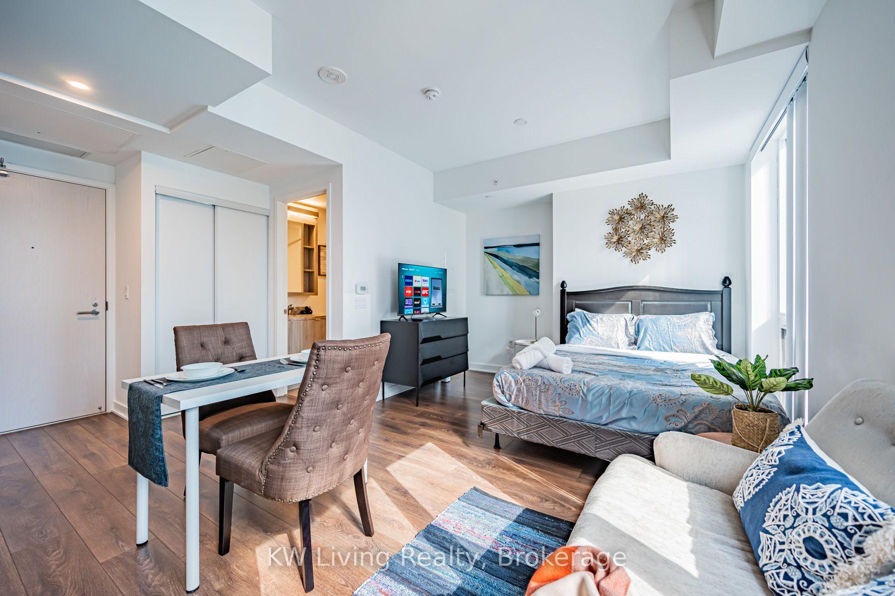 Photo 10 of Unit 819, 115 Blue Jays Way, Toronto, Waterfront Communities — HOMEH