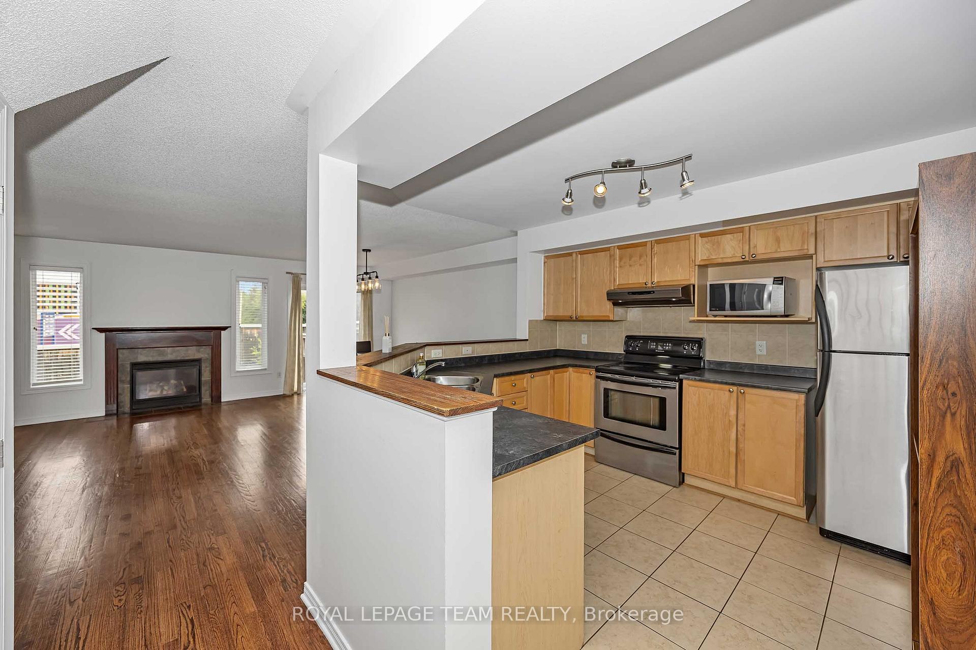 Photo 3 of 323 Freedom Private, Ottawa, Riverview Park — HOMEH