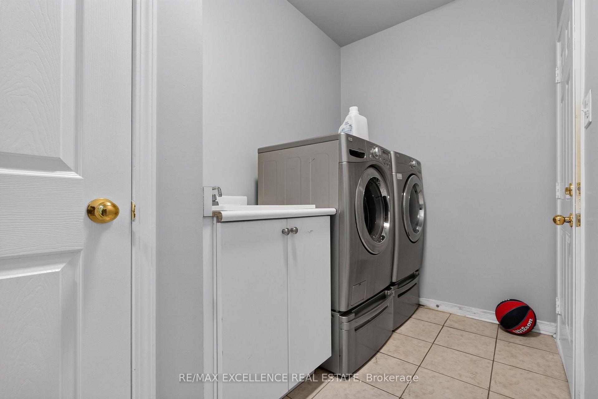 Photo 16 of 12 Summitgreen Crescent, Brampton, Sandringham-Wellington — HOMEH