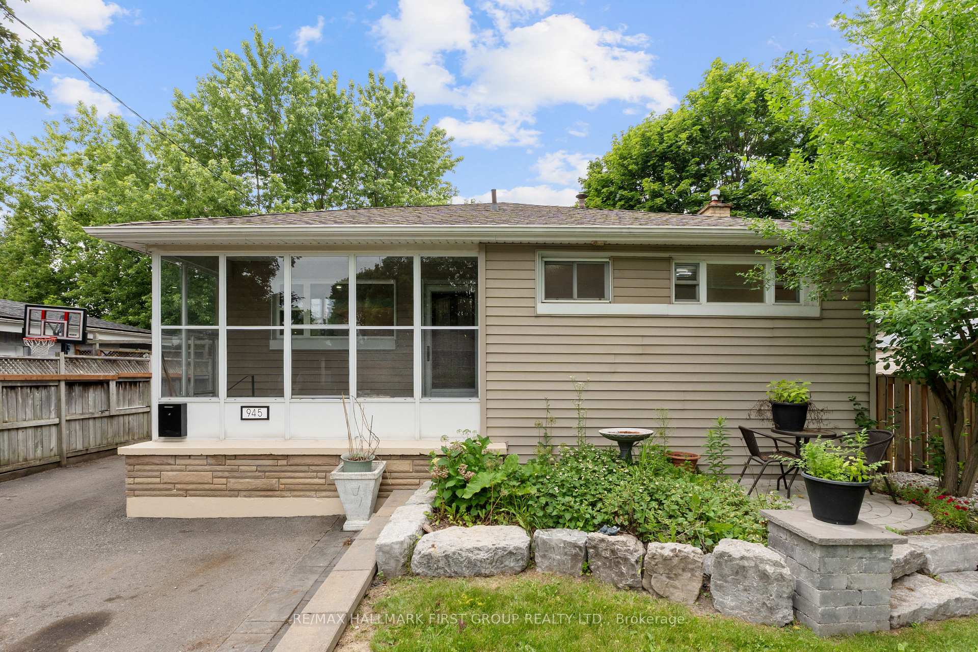 Photo 1 of 945 Donovan Crescent, Whitby, Williamsburg — HOMEH