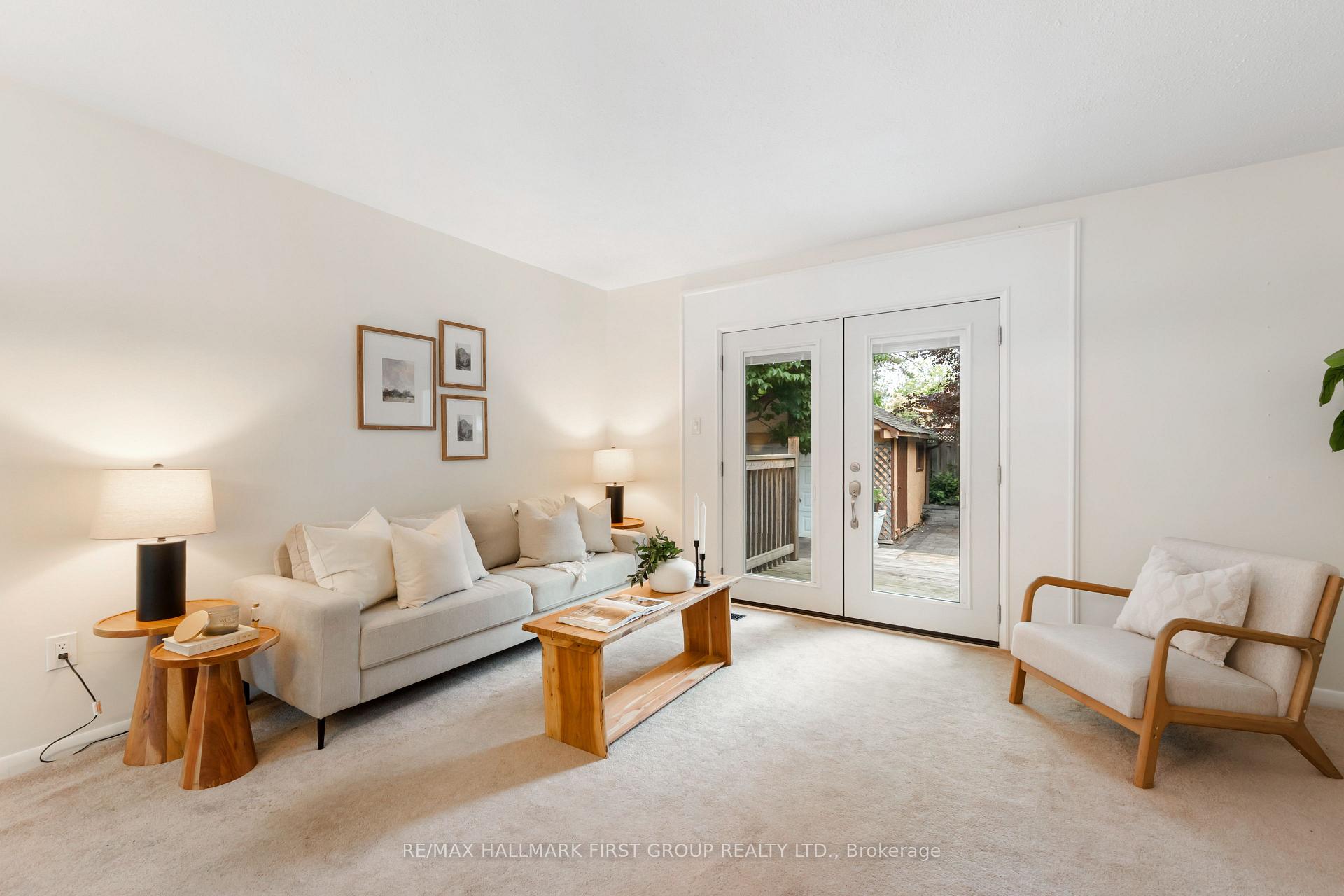 Photo 3 of 945 Donovan Crescent, Whitby, Williamsburg — HOMEH