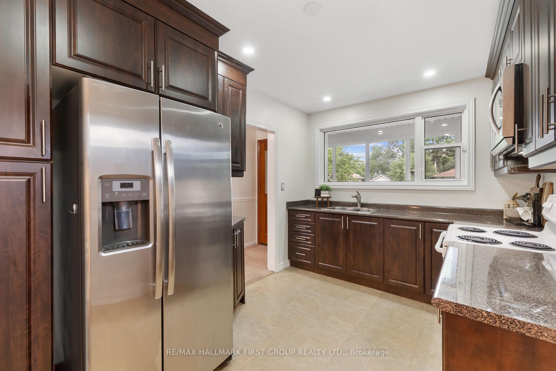 Photo 10 of 945 Donovan Crescent, Whitby, Williamsburg — HOMEH