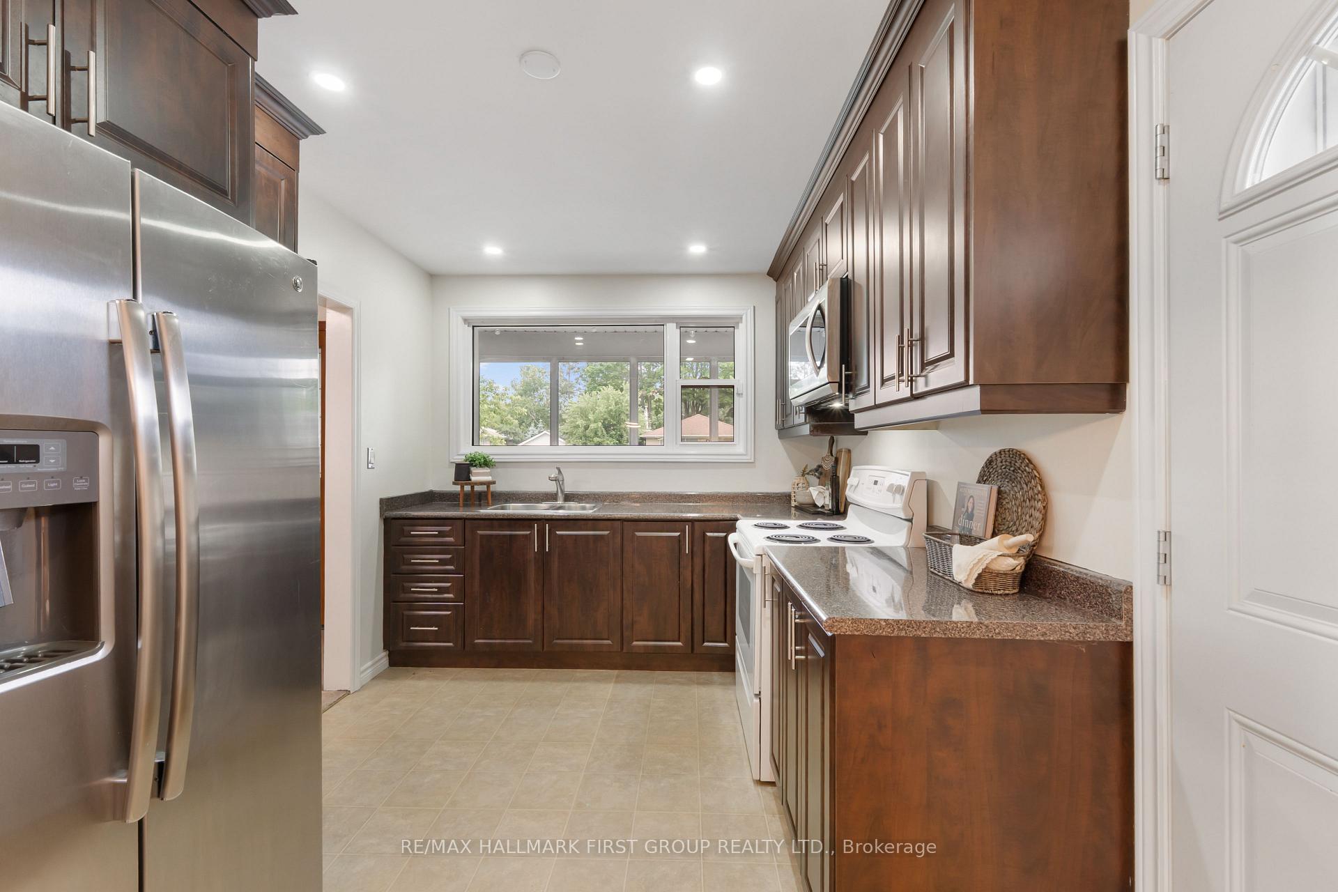 Photo 11 of 945 Donovan Crescent, Whitby, Williamsburg — HOMEH