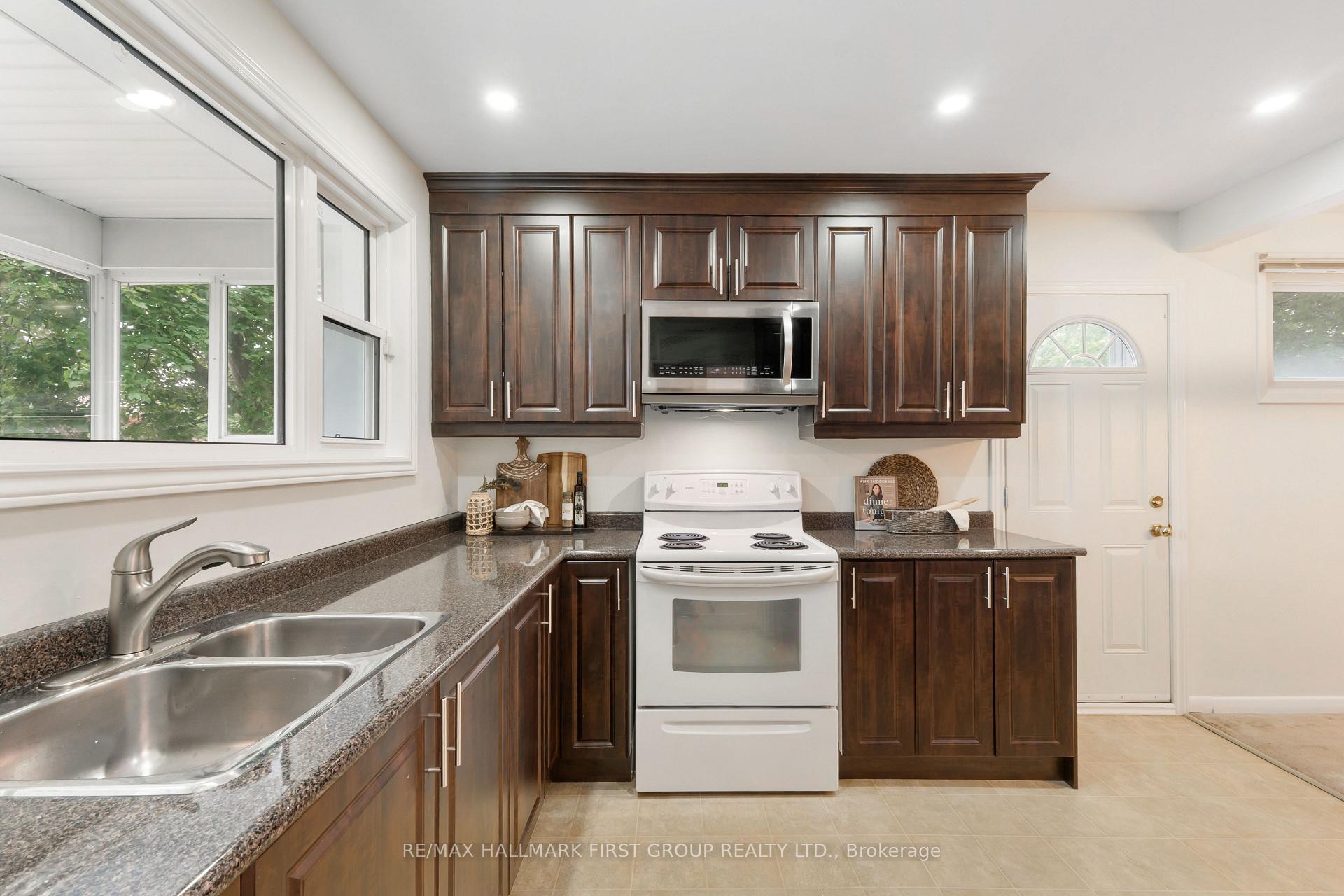 Photo 14 of 945 Donovan Crescent, Whitby, Williamsburg — HOMEH