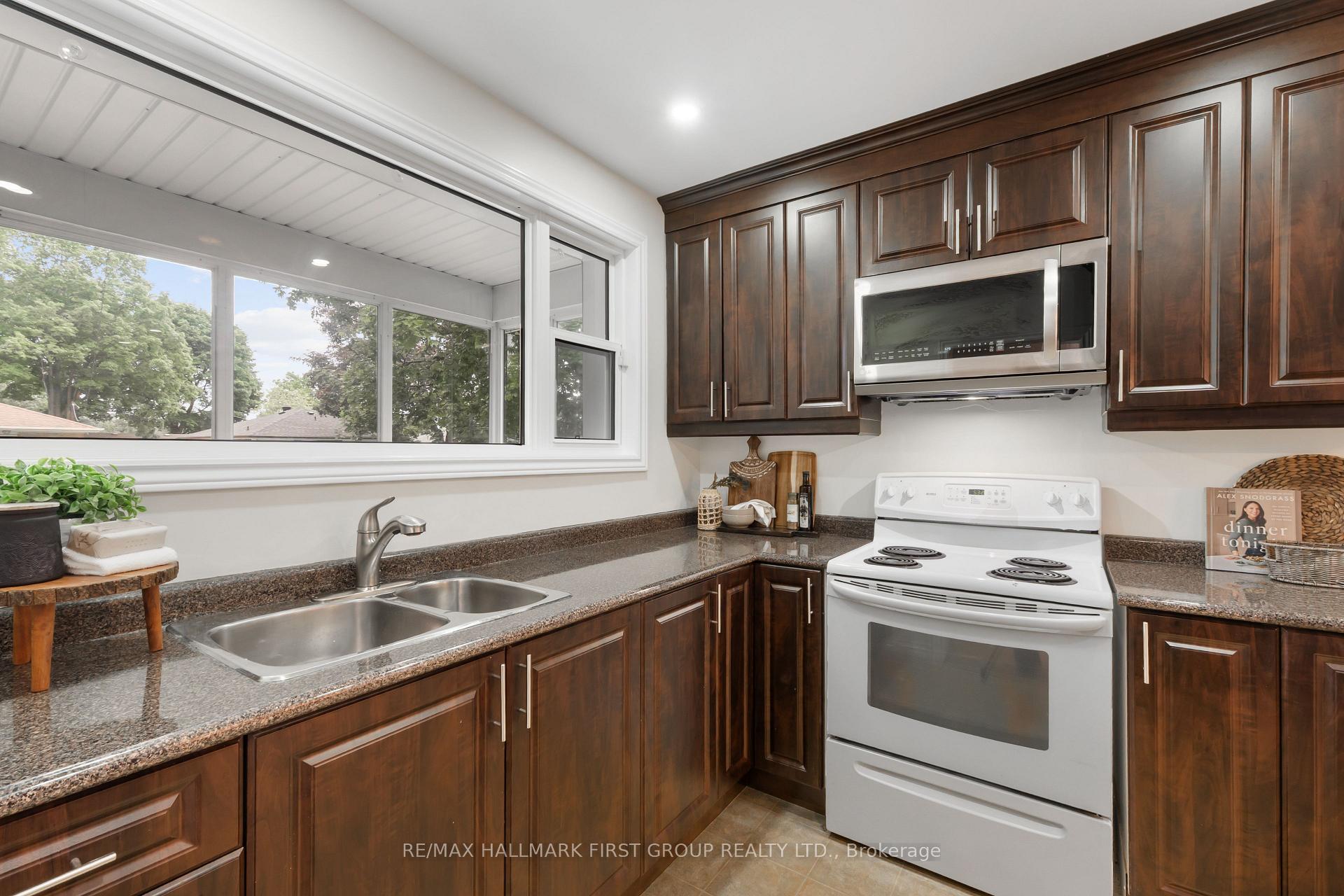 Photo 15 of 945 Donovan Crescent, Whitby, Williamsburg — HOMEH