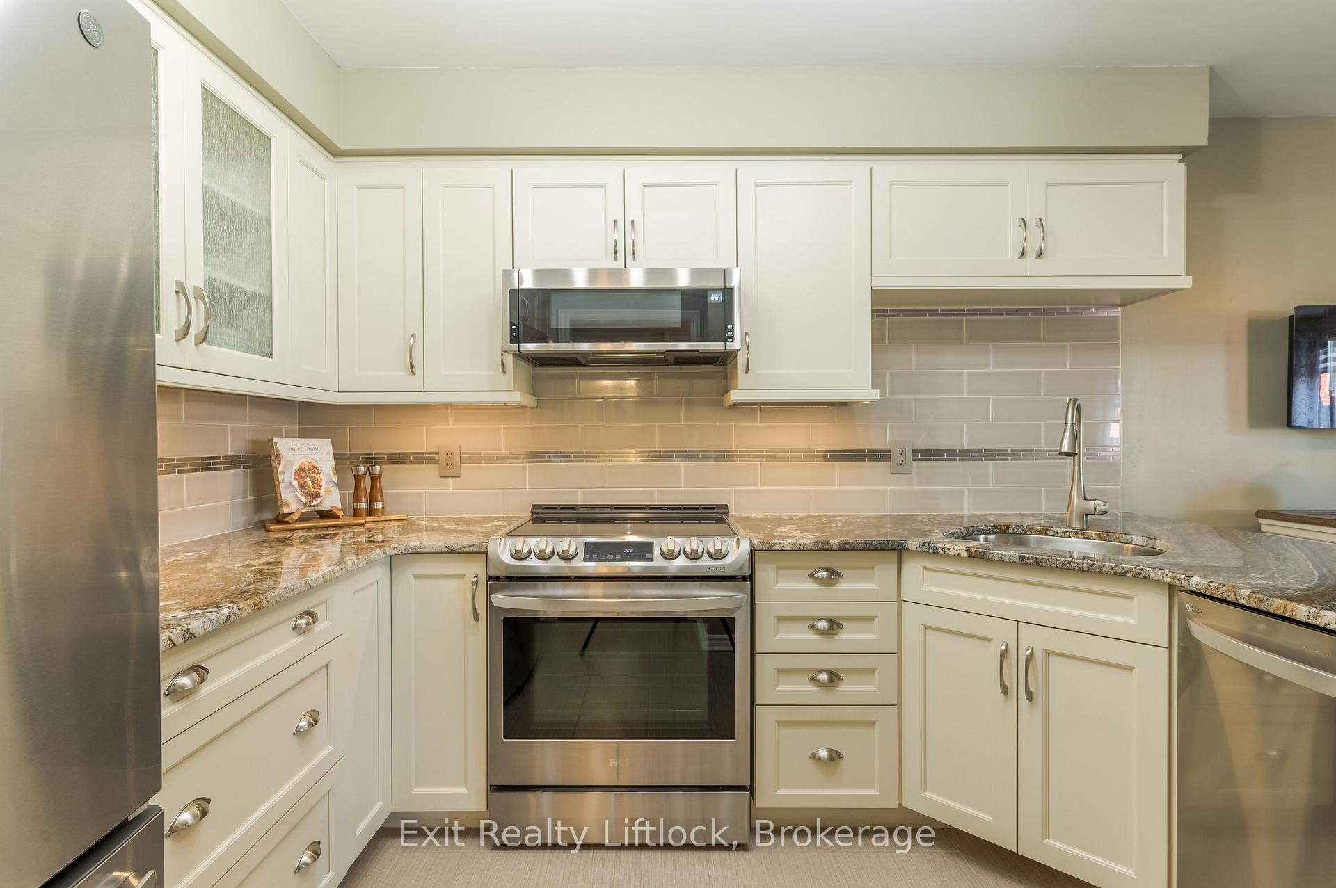 Photo 5 of 8 Wilkins Crescent, Clarington, Courtice — HOMEH
