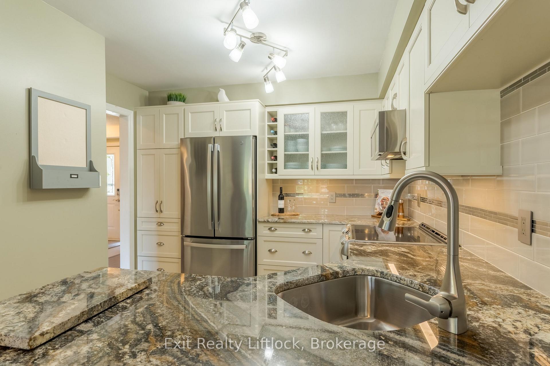 Photo 7 of 8 Wilkins Crescent, Clarington, Courtice — HOMEH