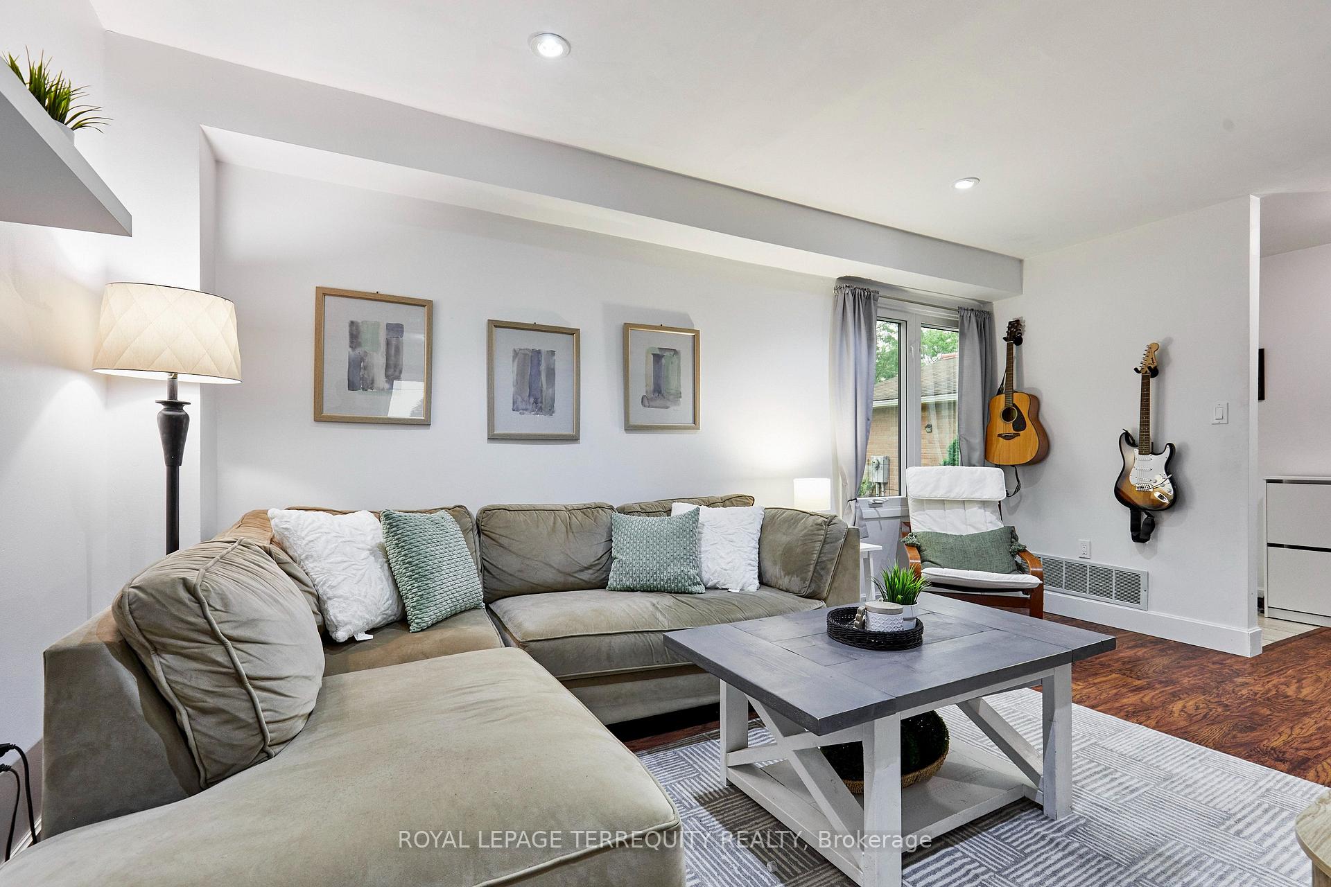 Photo 10 of 26 Field Crescent, Ajax, Central East — HOMEH