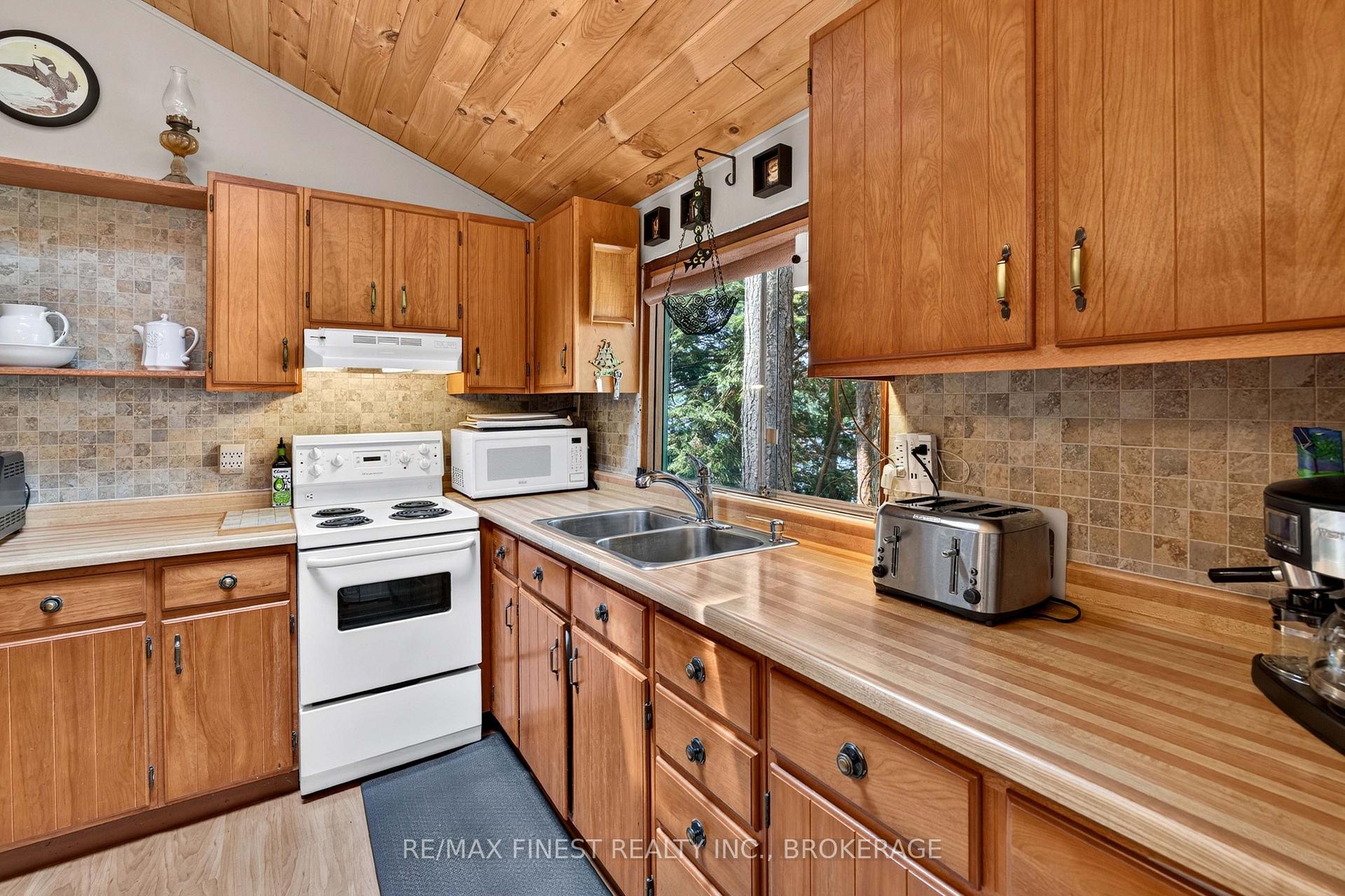 Photo 10 of 701 Davern Lane, Tay Valley, Bathurst/Burgess & Sherbrooke (South Sherbrooke) Twp — HOMEH
