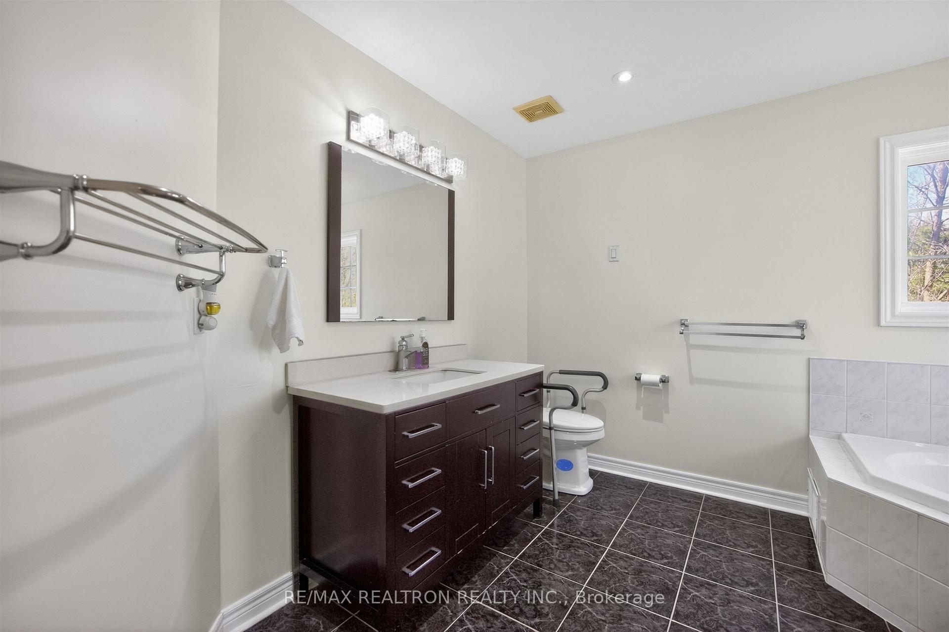 Photo 33 of 5 Yvonne Place, Aurora, Bayview Wellington — HOMEH