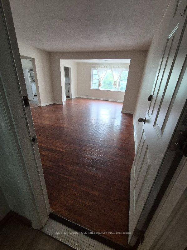 Photo 3 of Unit 2, 2355 Lakeshore Road W, Oakville, Bronte — HOMEH