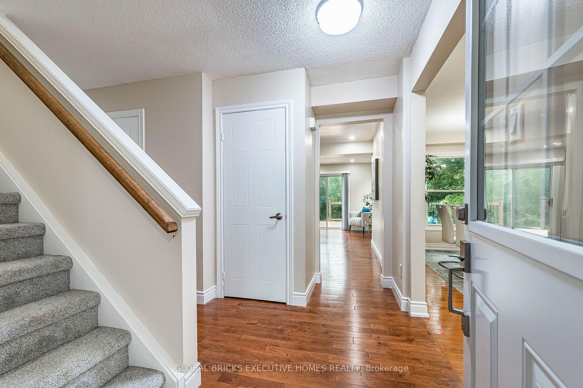 Photo 3 of 2150 Hunt Crescent, Burlington, Headon — HOMEH