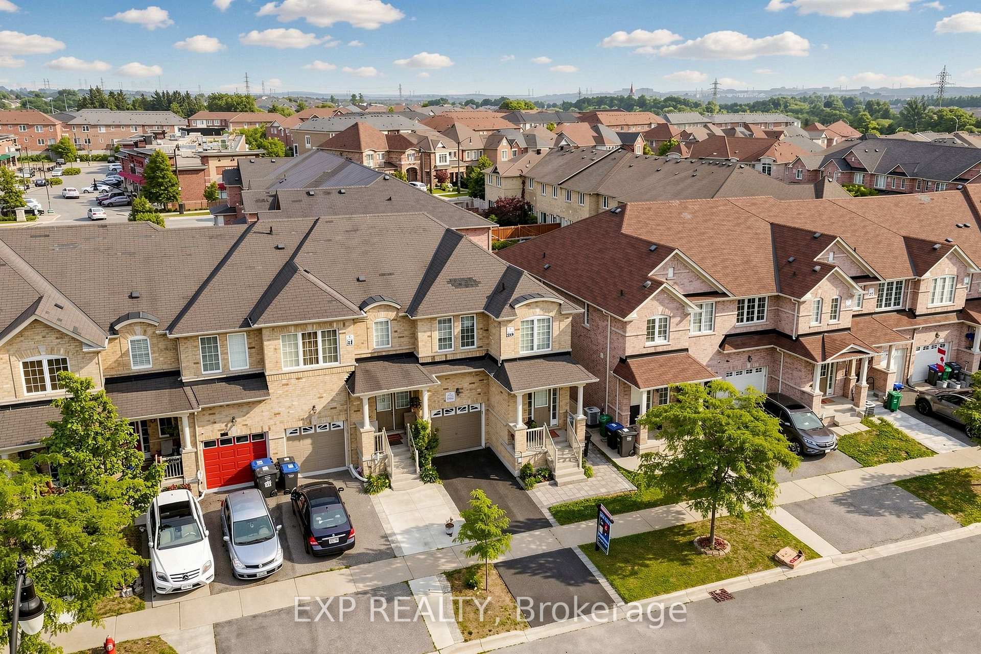 Photo 3 of 27 Hatton Court, Brampton, Credit Valley — HOMEH