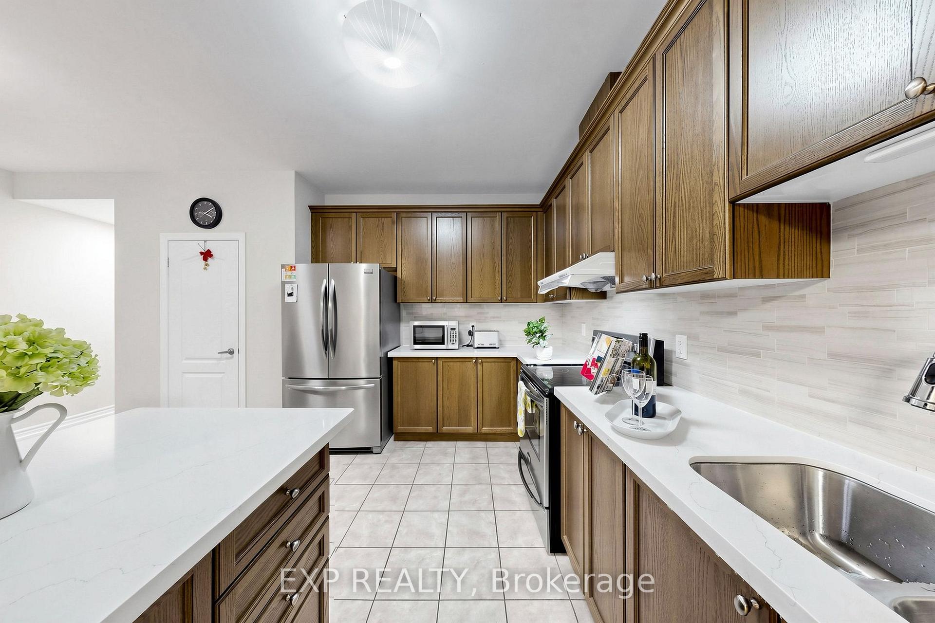 Photo 8 of 27 Hatton Court, Brampton, Credit Valley — HOMEH