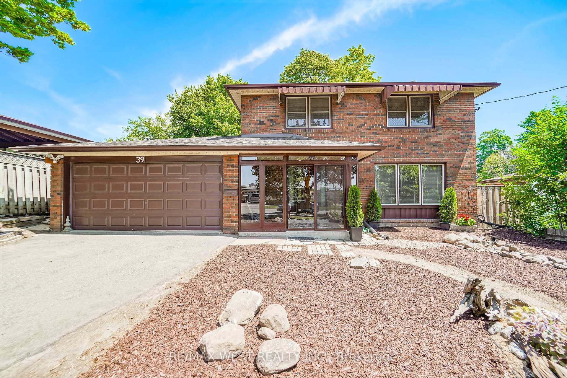 Photo 1 of 39 Madron Crescent, North York, York University Heights — HOMEH