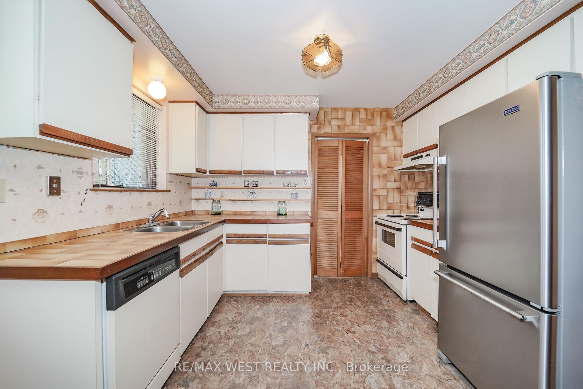 Photo 5 of 39 Madron Crescent, North York, York University Heights — HOMEH