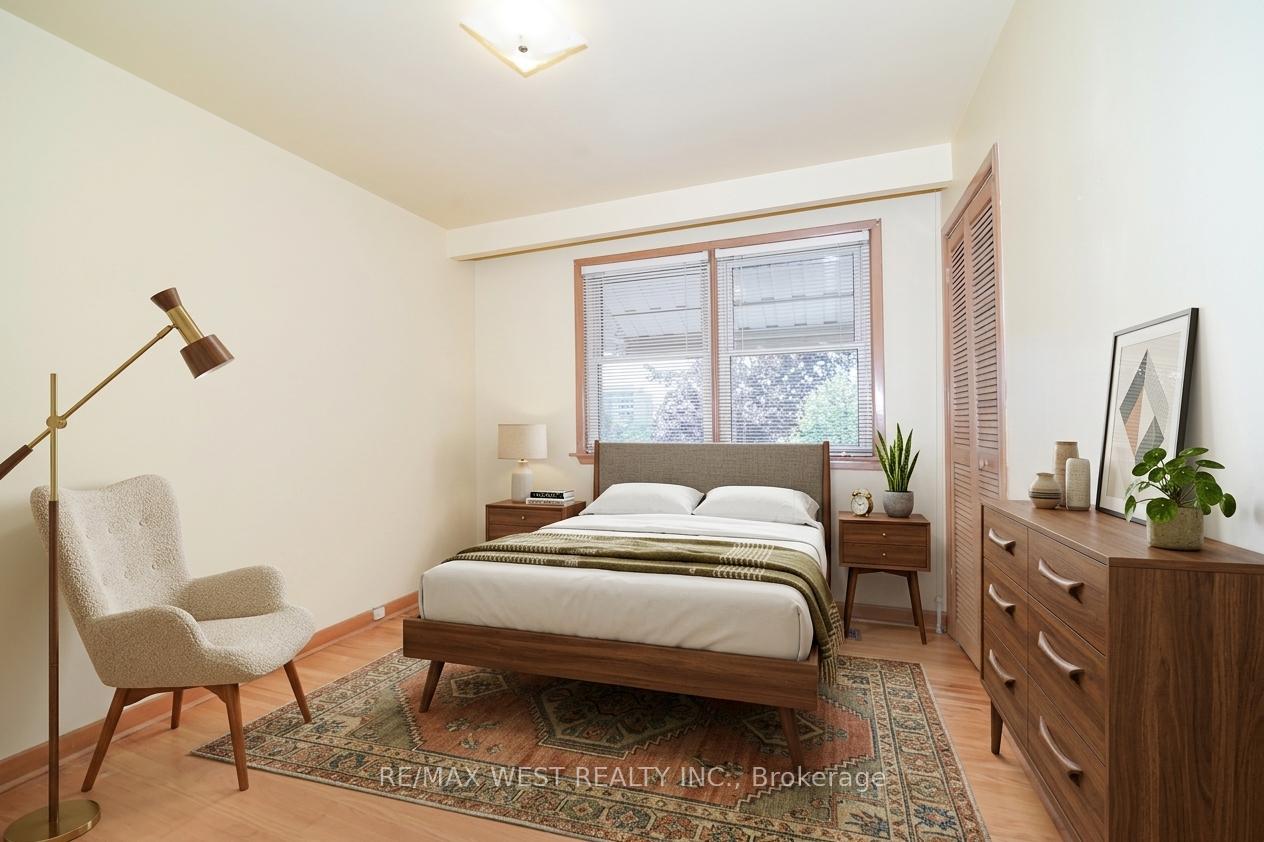 Photo 6 of 39 Madron Crescent, North York, York University Heights — HOMEH
