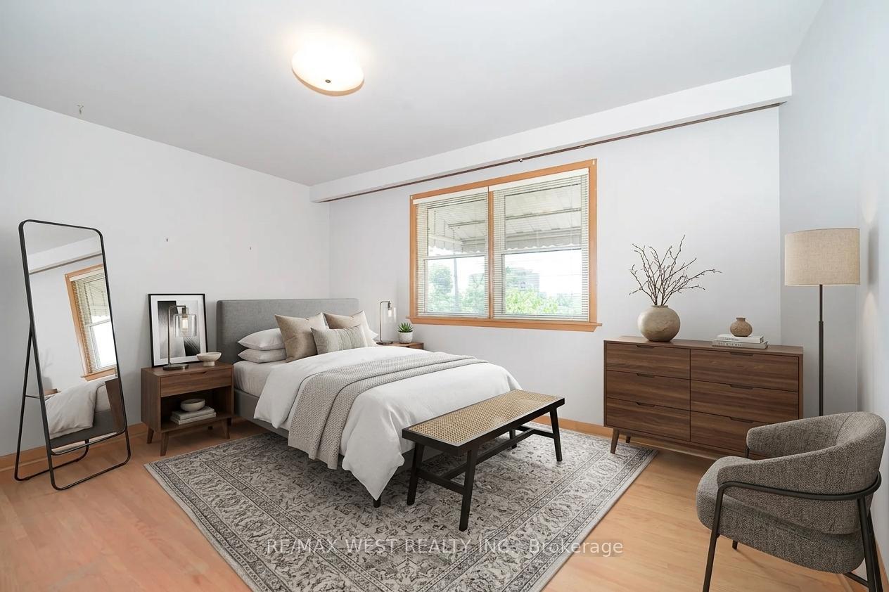 Photo 7 of 39 Madron Crescent, North York, York University Heights — HOMEH