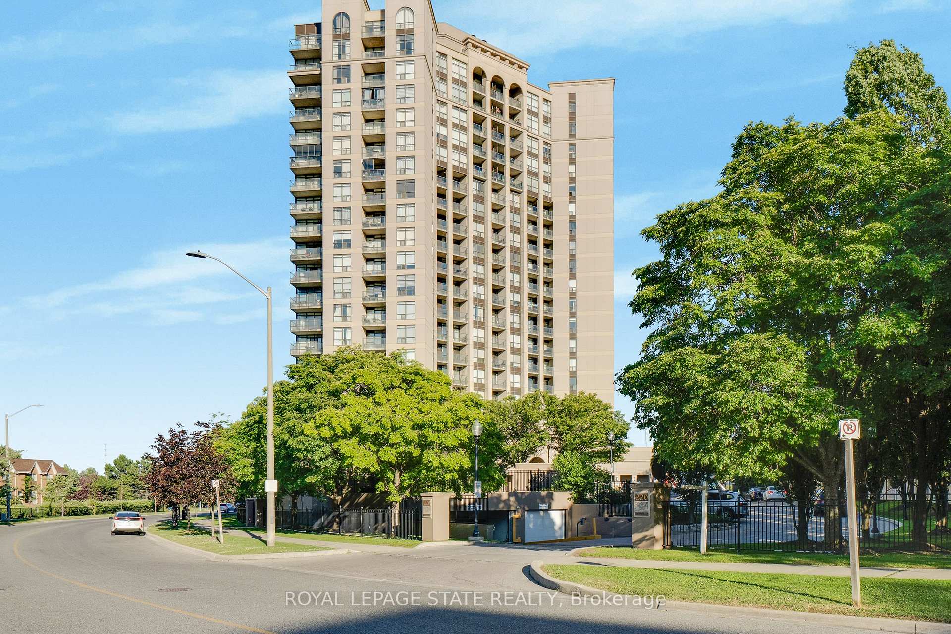 Photo 2 of Unit 301, 220 Forum Drive, Mississauga, Hurontario — HOMEH