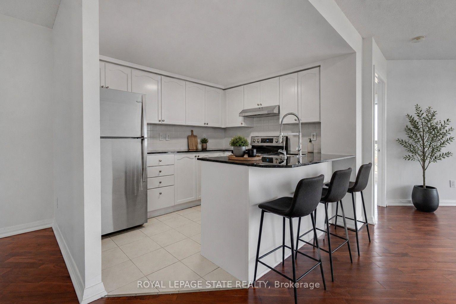 Photo 5 of Unit 301, 220 Forum Drive, Mississauga, Hurontario — HOMEH