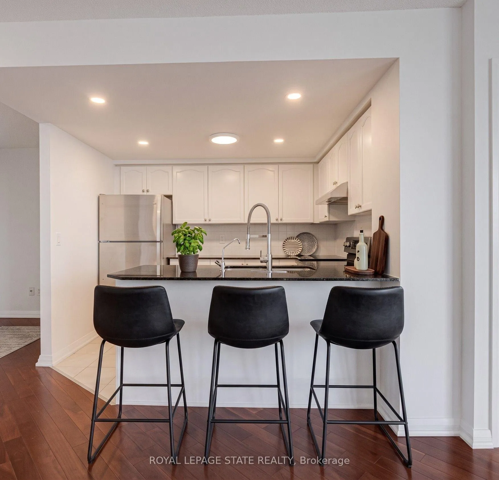 Photo 6 of Unit 301, 220 Forum Drive, Mississauga, Hurontario — HOMEH