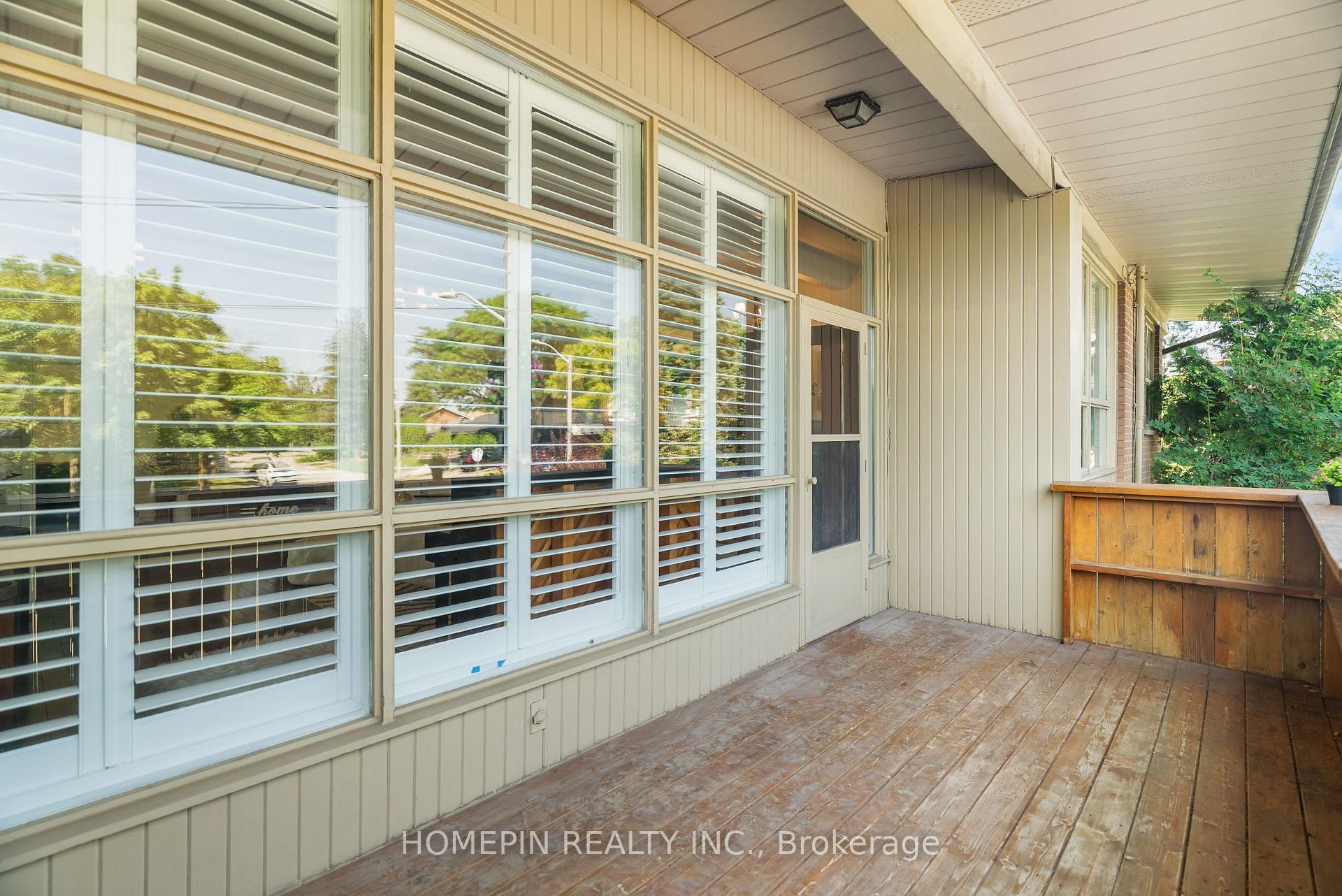 Photo 12 of 25 Grovetree Road, Etobicoke, Thistletown-Beaumonde Heights — HOMEH
