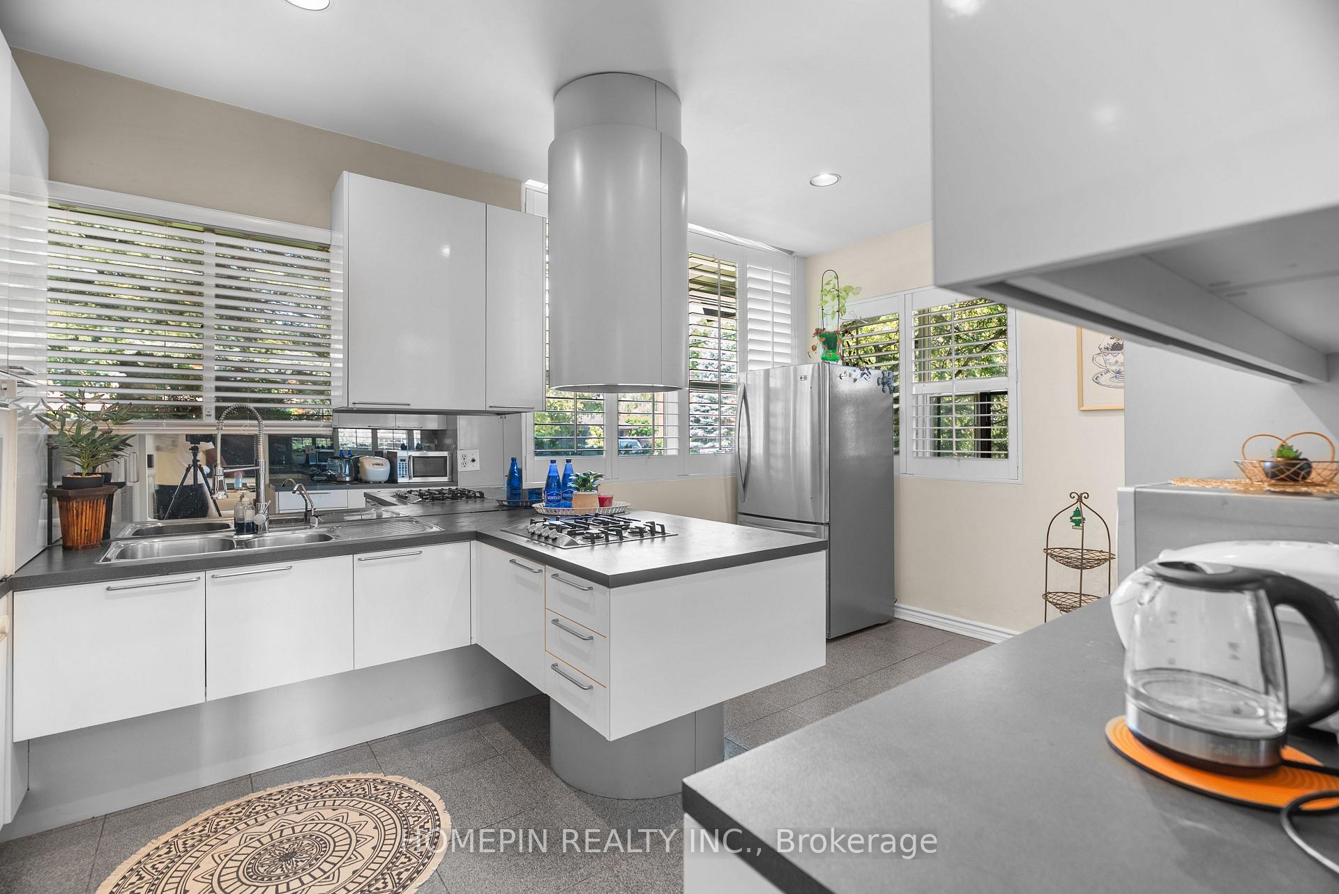 Photo 13 of 25 Grovetree Road, Etobicoke, Thistletown-Beaumonde Heights — HOMEH