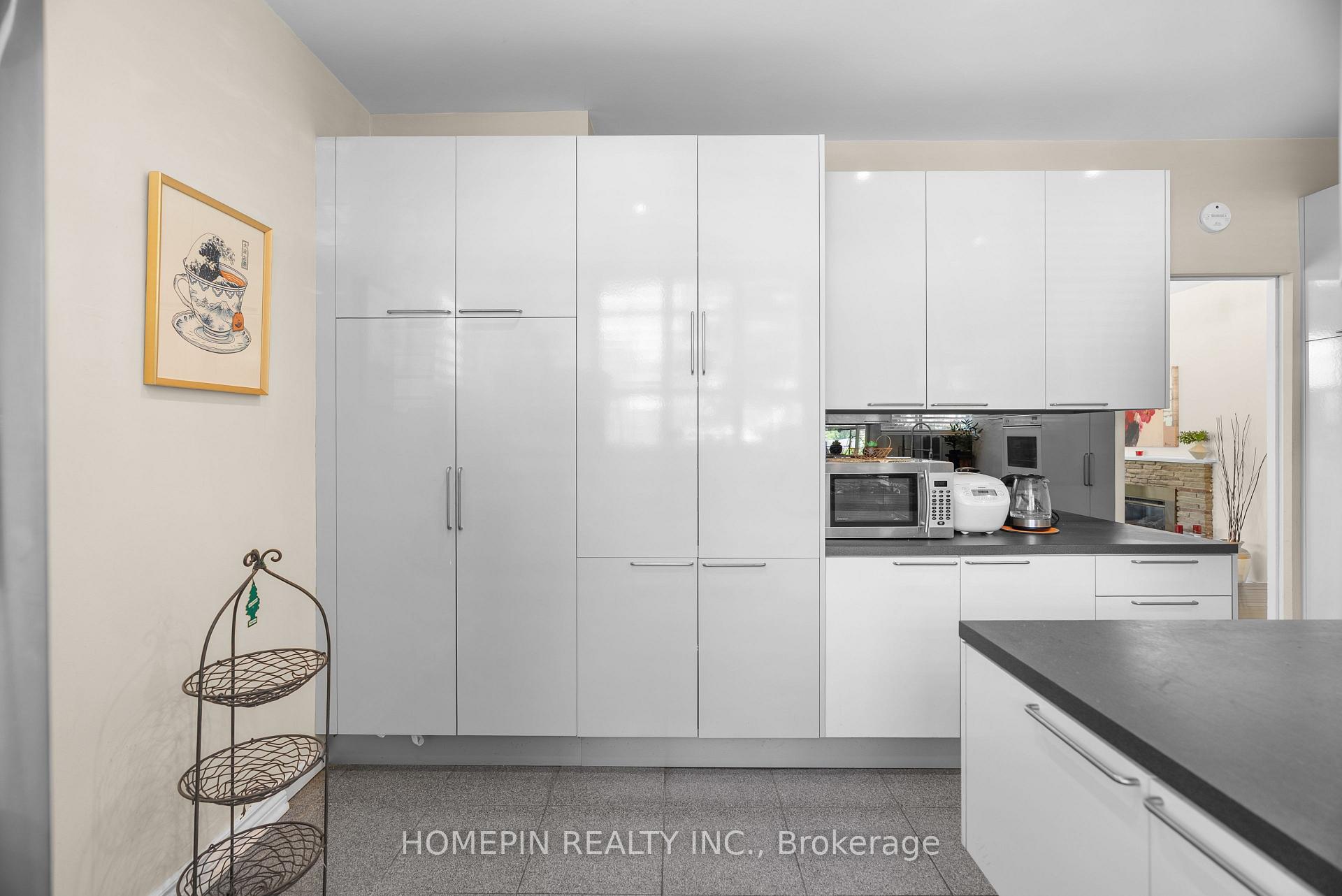 Photo 15 of 25 Grovetree Road, Etobicoke, Thistletown-Beaumonde Heights — HOMEH