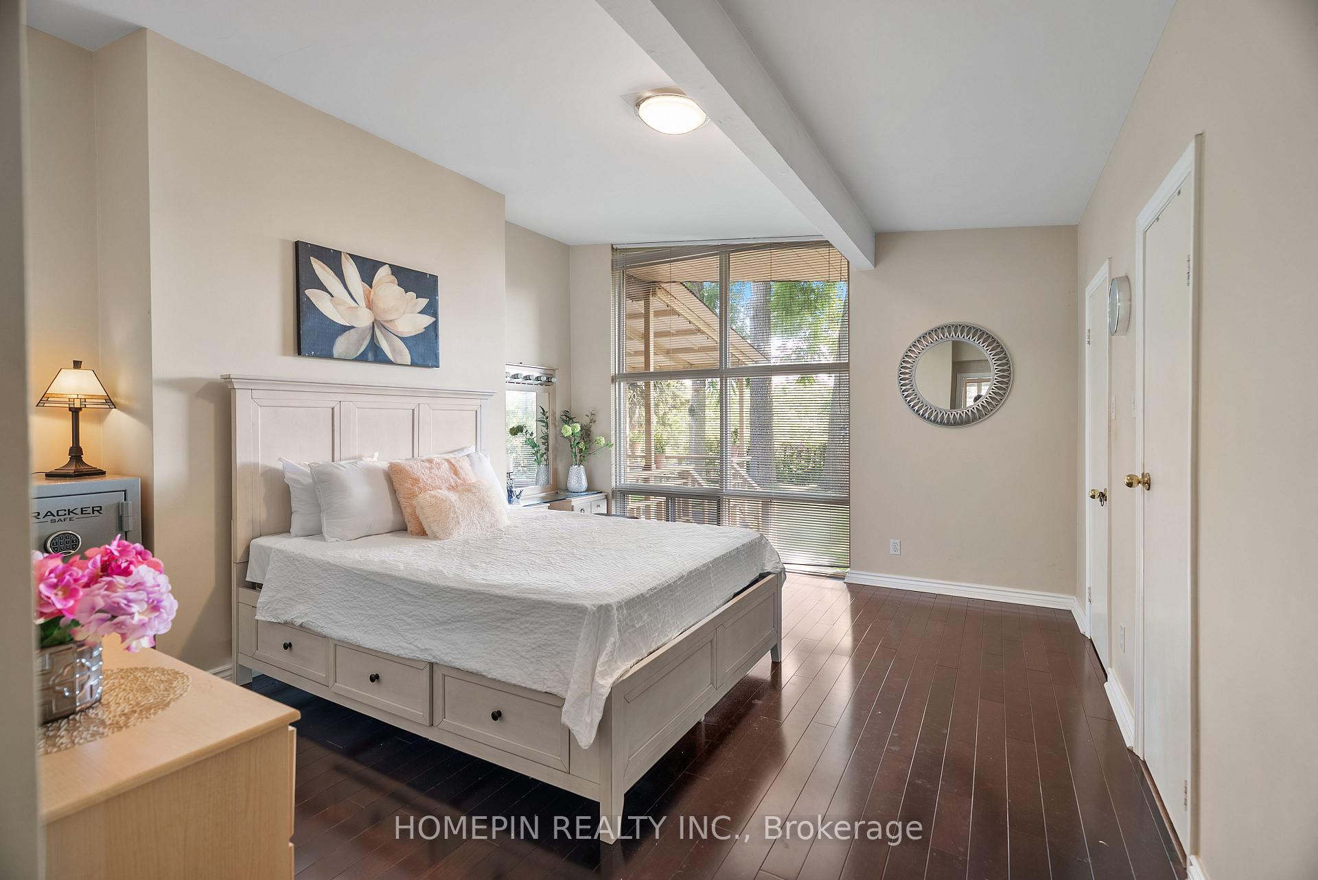 Photo 17 of 25 Grovetree Road, Etobicoke, Thistletown-Beaumonde Heights — HOMEH