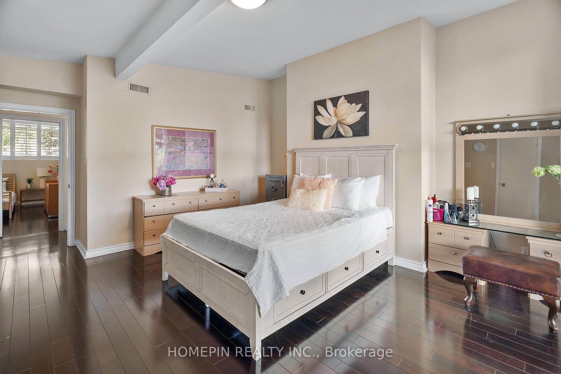 Photo 18 of 25 Grovetree Road, Etobicoke, Thistletown-Beaumonde Heights — HOMEH