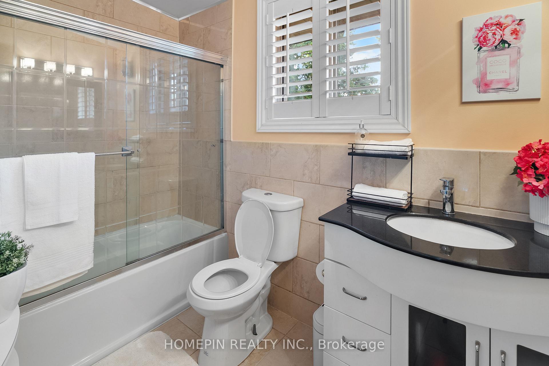 Photo 19 of 25 Grovetree Road, Etobicoke, Thistletown-Beaumonde Heights — HOMEH