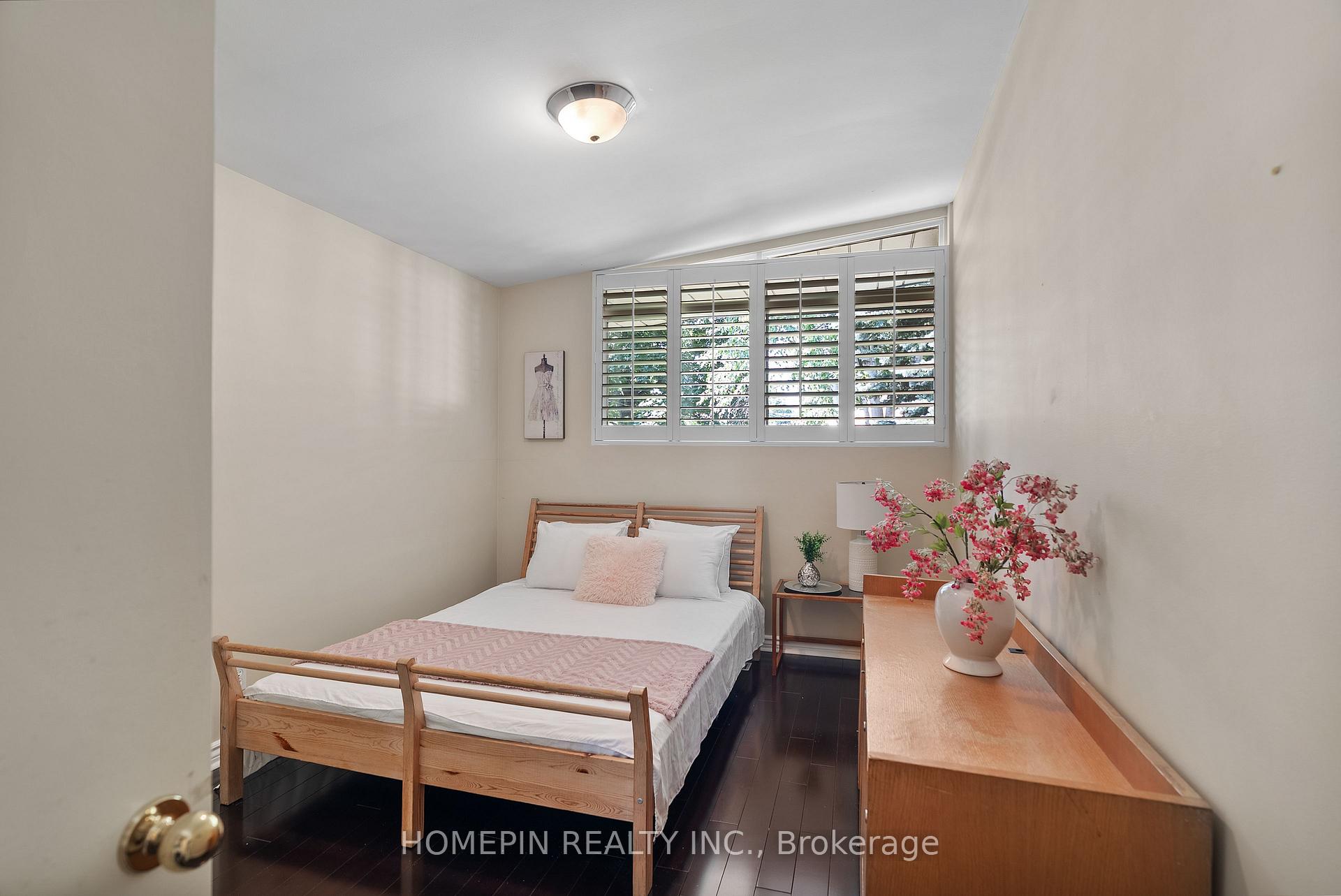Photo 20 of 25 Grovetree Road, Etobicoke, Thistletown-Beaumonde Heights — HOMEH