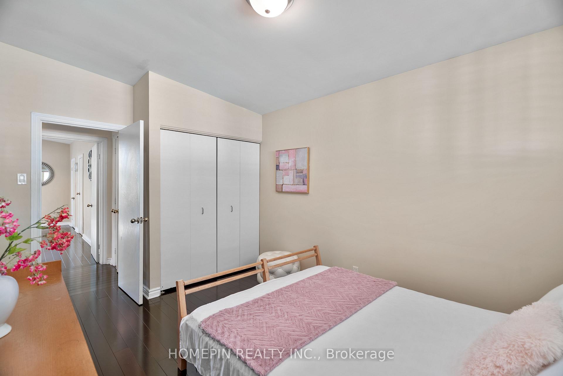 Photo 21 of 25 Grovetree Road, Etobicoke, Thistletown-Beaumonde Heights — HOMEH