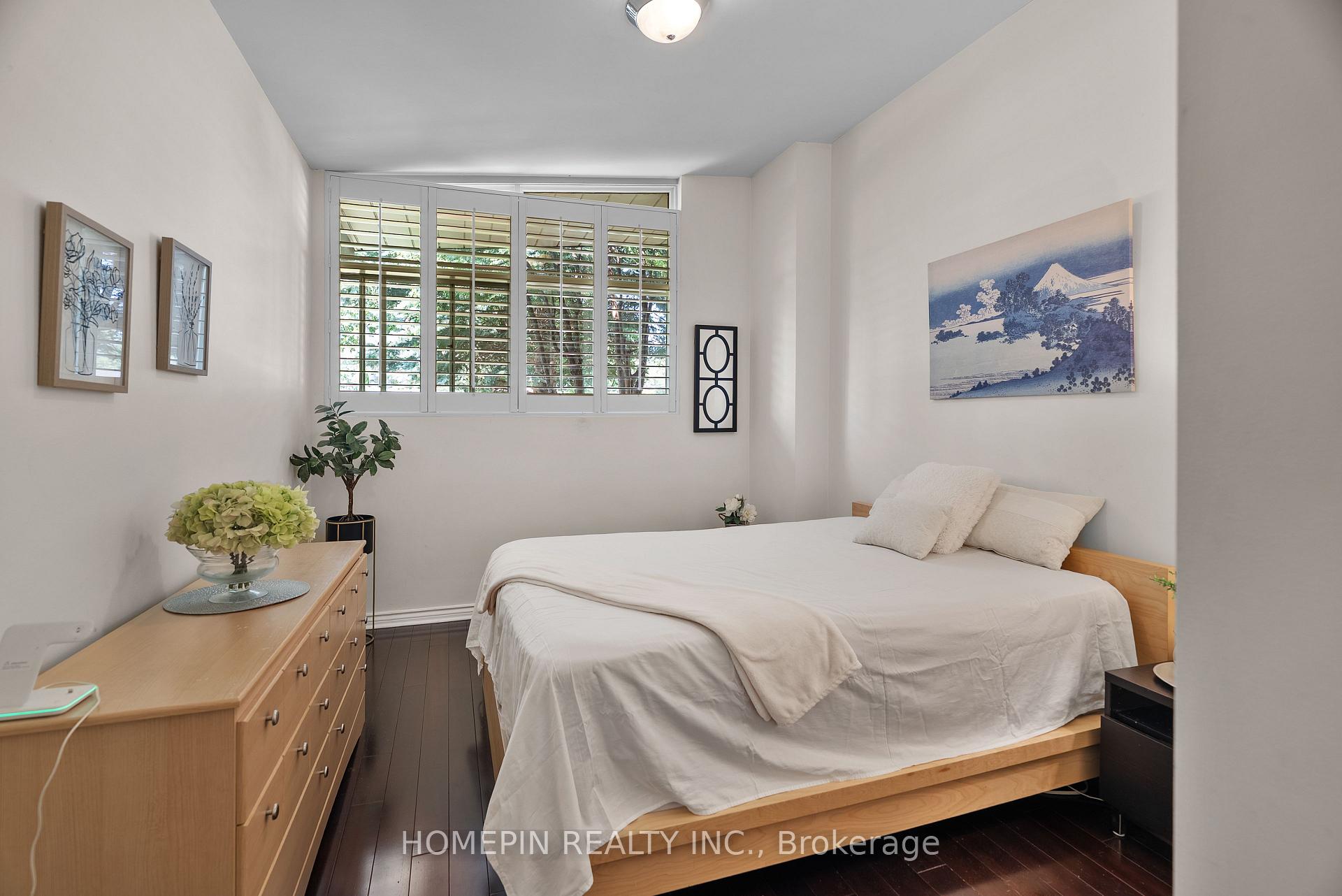 Photo 23 of 25 Grovetree Road, Etobicoke, Thistletown-Beaumonde Heights — HOMEH