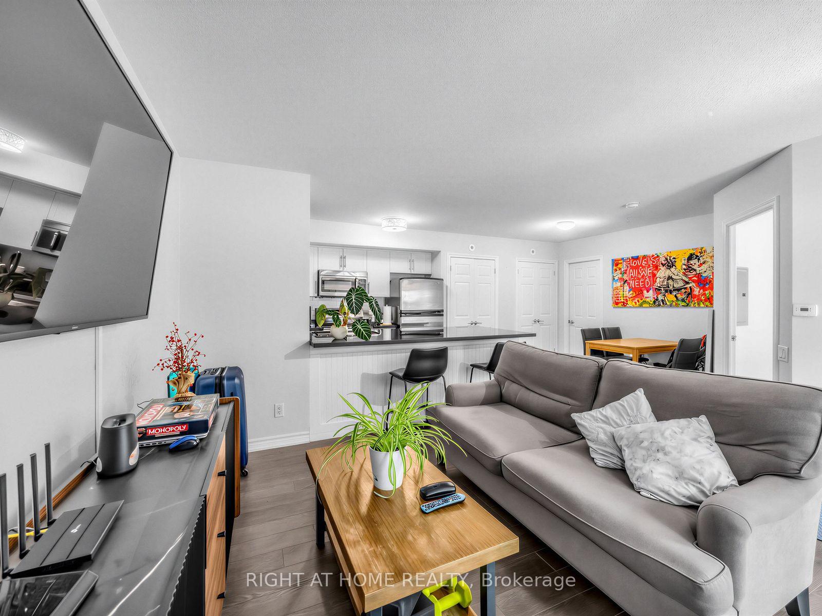 Photo 4 of Unit 61, 95 The Queensway, Toronto, High Park-Swansea — HOMEH
