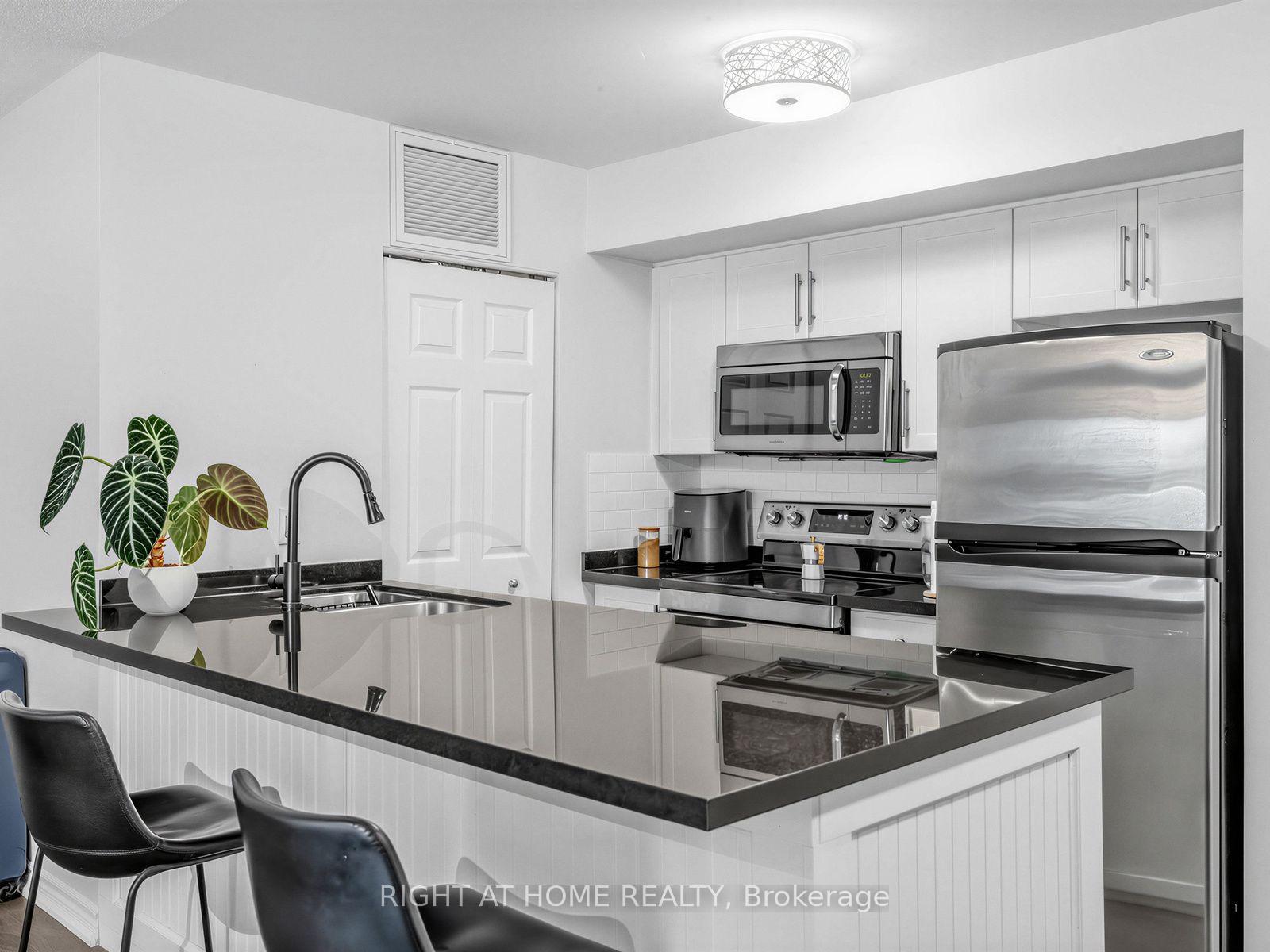 Photo 7 of Unit 61, 95 The Queensway, Toronto, High Park-Swansea — HOMEH