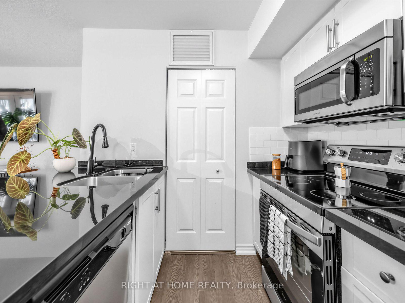 Photo 8 of Unit 61, 95 The Queensway, Toronto, High Park-Swansea — HOMEH