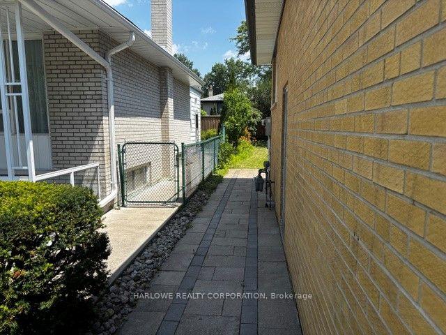 Photo 2 of 3297 Lonefeather Crescent, Mississauga, Applewood — HOMEH