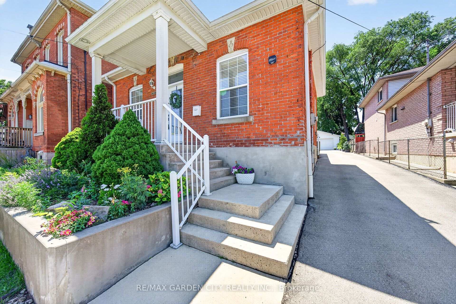 Photo 5 of 156 Simcoe Street E, Hamilton, North End — HOMEH