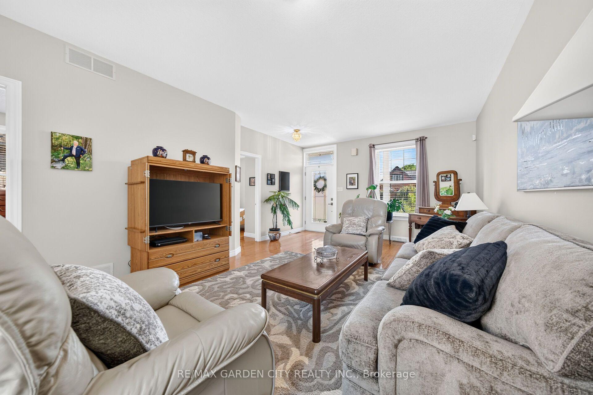 Photo 11 of 156 Simcoe Street E, Hamilton, North End — HOMEH