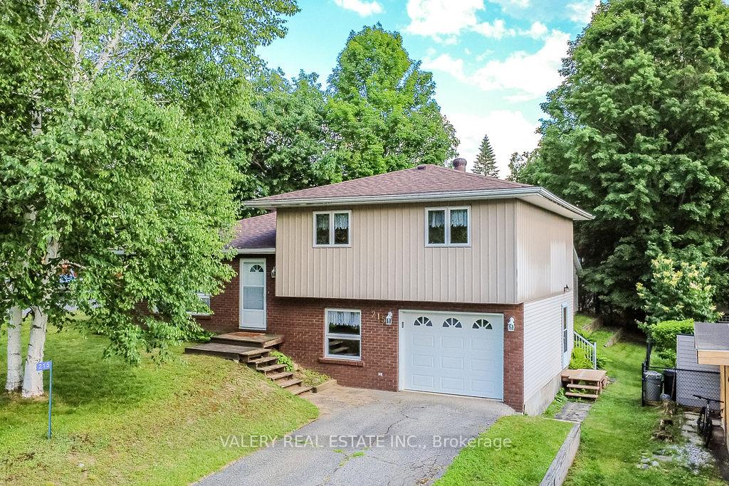 Photo 3 of 215 Fraser Street, Gravenhurst, Muskoka (S) — HOMEH