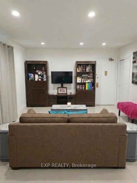 Photo 3 of Unit 3, 256 Lakeshore Road E, Mississauga, Port Credit — HOMEH